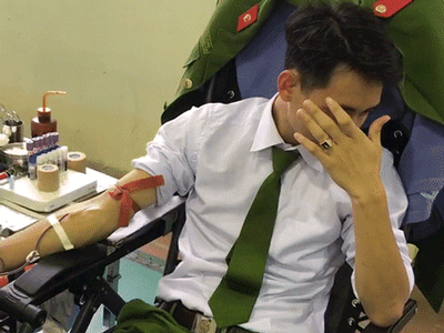 Chàng công an 'e lệ', mặt mũi tái mét khi đi hiến máu, chi tiết 'lạ' trên bàn tay khiến chính chủ vội vàng đính chính