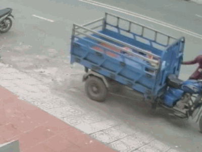 Video: Không nổ được máy, trộm dắt xe 3 gác tẩu thoát và cái kết