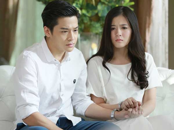 Nửa đêm vợ cũ gọi, chồng bật dậy định sang ngay nhưng còn chưa kịp xỏ giày thì đã vội quay về giường khi nhìn thấy thứ ngoài cửa