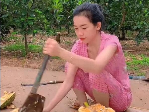 Cô gái bổ quả mít vàng tươi nhưng lại dùng nó vào một việc khiến dân tình 'tiếc hùi hụi'