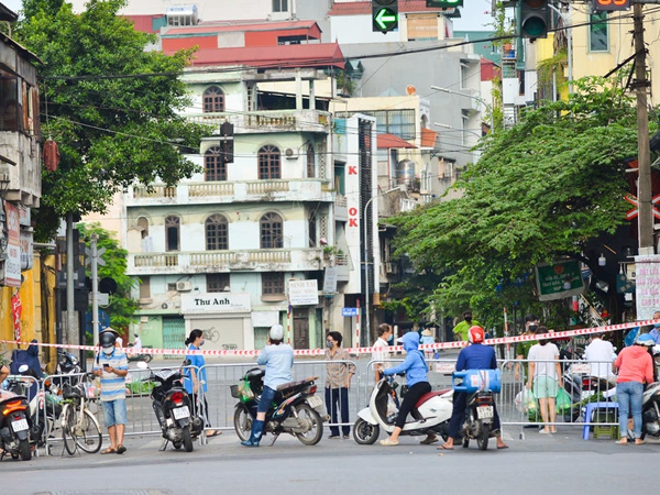 Hà Nội: Lập hàng rào thép gai, phong toả 2 phường với hơn 21.000 dân trong 14 ngày