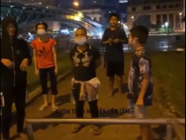 Trẻ vô gia cư 'ăn bờ ngủ bụi' được phát bữa tối, nói đôi câu mà khiến nhiều người lớn 'đỏ mặt'