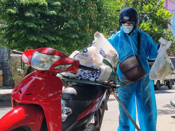 Cận cảnh shipper Đà Nẵng giao hàng cho khách trong ngày đầu hoạt động trở lại