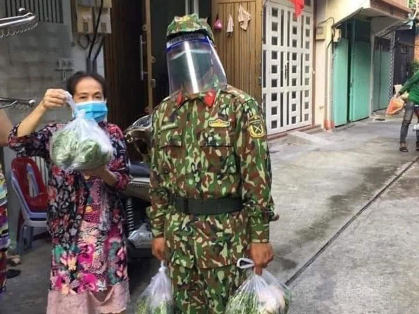 Hình ảnh những 'anh nuôi' bộ đội bắt đầu đem lương thực, thực phẩm vào tận nhà cho người dân khiến dân mạng thích thú