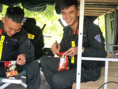 Bữa ăn vất vả của các anh cảnh sát cơ động đang đi chống dịch khiến ai cũng cảm động nhưng họ vẫn nở nụ cười trên môi