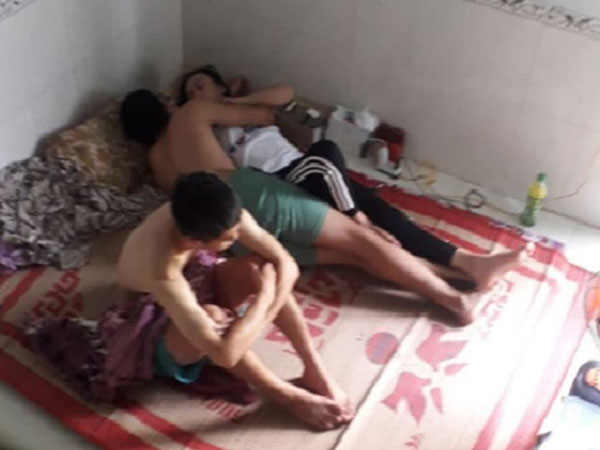 Sang nhà người yêu ngủ ké, cô gái tức tối vì bạn cùng phòng của bạn trai không kiếm chỗ khác nằm mà còn làm một điều vô duyên khiến mình không ngủ được