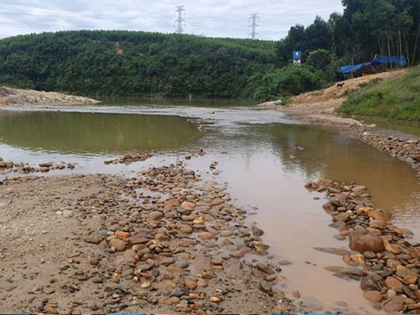 Nghi án người đàn ông bị người tình sát hại, thi thể nằm bên bờ suối