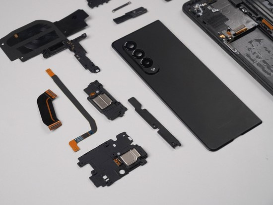 Galaxy Z Fold3 lần đầu được 'mổ bụng' tại Việt Nam, hé lộ bí mật của camera ẩn dưới màn hình