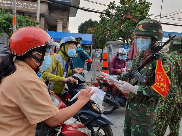 Hình ảnh lực lượng quân đội làm nhiệm vụ những giờ đầu TPHCM siết chặt giãn cách