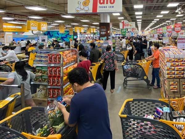 Siết giãn cách, siêu thị tại TPHCM hoạt động ra sao?