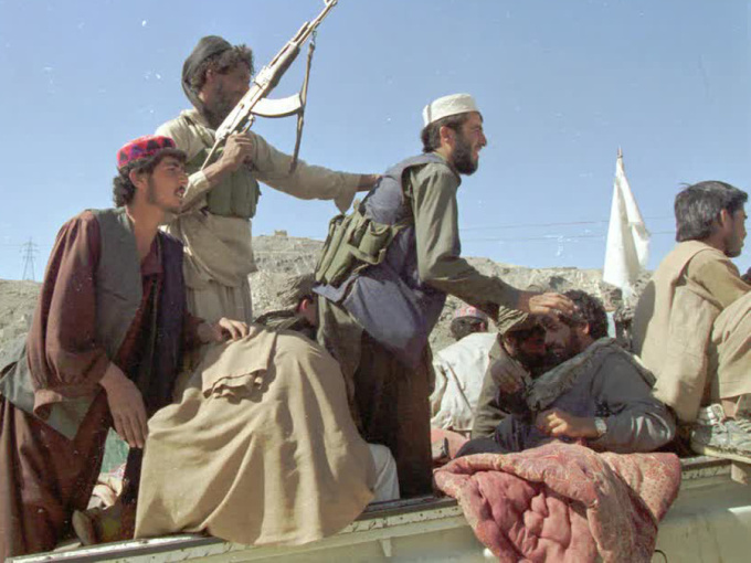 Lời hứa hẹn 'sặc mùi gian dối' của Taliban: Người Afghanistan chưa quên cảnh tổng thống bị treo cổ trên cột đèn