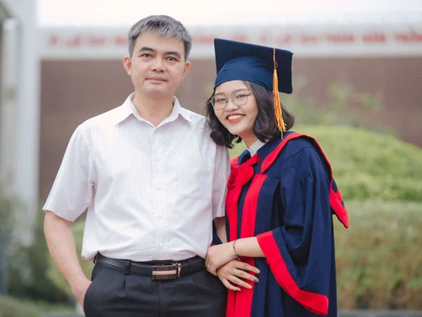 Thủ khoa Học viện An ninh có bố nơi tuyến đầu chống dịch: '6h sáng bố gọi điện báo tin, mình đã khóc khi thấy bố tóc bạc trắng đầu'