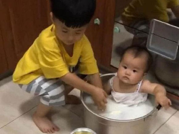 Vừa ra ngoài mua được chai nước tương, quay lại đã thấy con trai lớn cho em vào nồi khiến mẹ phút chốc tá hóa 'dở khóc dở cười'