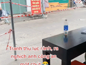 Công an đang trực chốt mà gái lạ xông vào nắm tay, lập tức có biểu cảm 'gây sốt'