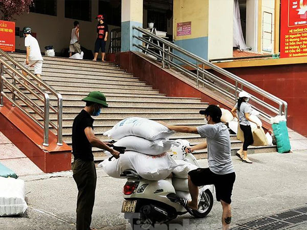 Chợ Hà Đông tạm đóng cửa vì liên quan COVID-19, tiểu thương hớt hải khuân đồ về nhà