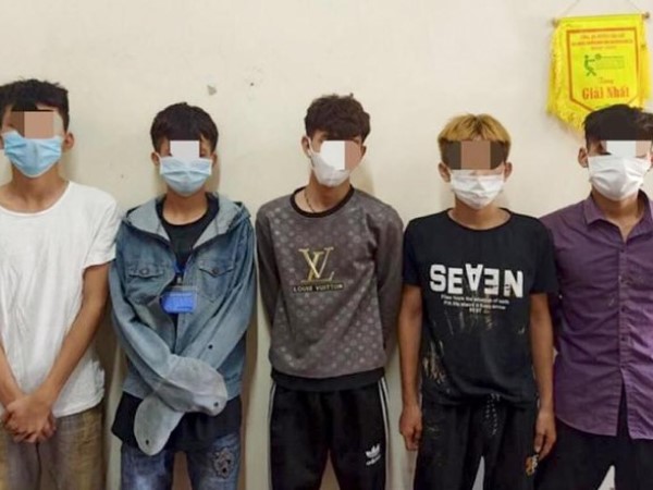 Nửa đêm rủ nhau vào nhà văn hoá tổ dân phố 'đập đá'