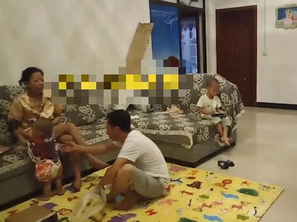 Con trai cắm mặt vào điện thoại, bố mẹ diễn màn kịch khiến đứa trẻ xanh mặt 'bỏ của chạy lấy người', dân tình nức nở khen hay