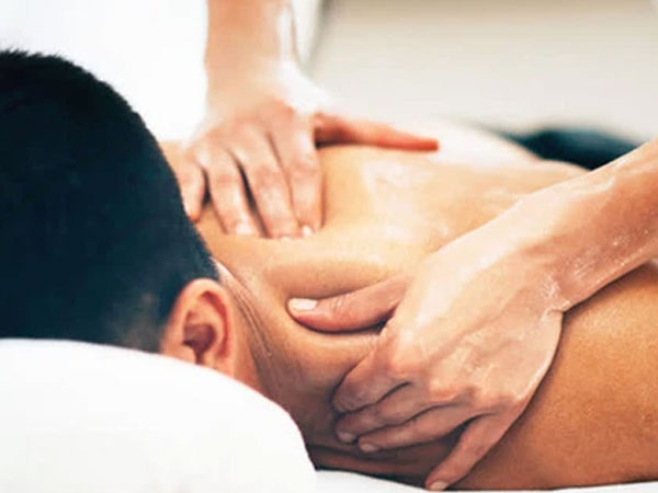 Chàng trai 27 tuổi tử vong sau khi đi mát xa cổ, bác sĩ cảnh báo: Thoái hóa đốt sống cổ phổ biến ở người trẻ, nhất định phải tránh 2 'tử huyệt'