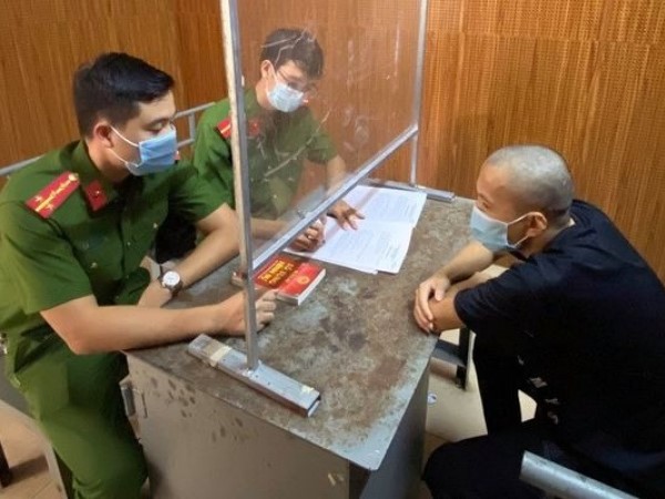2 thanh niên dùng điếu cày tấn công cán bộ trực chốt kiểm soát Covid-19