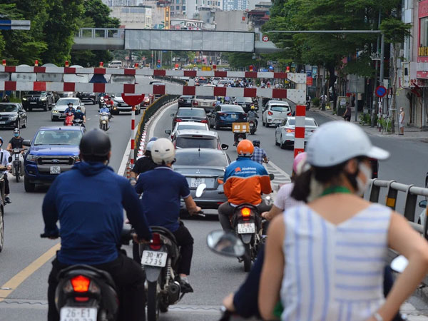 Ảnh: Đường phố Hà Nội đông đúc bất ngờ trong chiều ngày 24/8