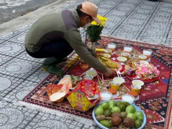 Giật cô hồn 'thảnh thơi' như đi chợ: 2 thanh niên dọn vệ sinh cười khúc khích, nhảy chân sáo ra về sau khi được 'ẵm' nguyên mâm cỗ cúng