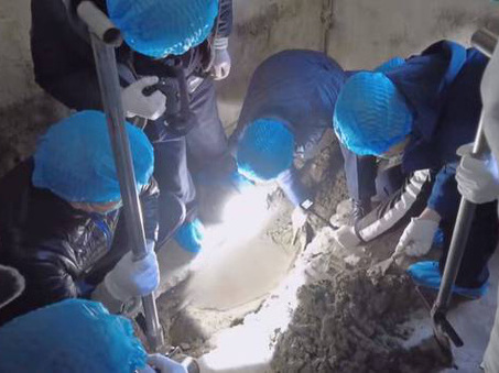 Mẹ bỏ đi biền biệt không một dấu vết từ nhỏ, 19 năm sau con trai cho sửa lại nhà mới giải đáp được bí mật quá mức thảm khốc