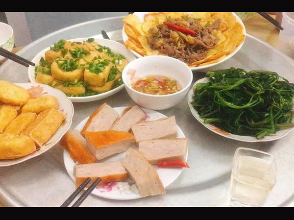 Khoe mâm cơm xịn xò giá 100K, chồng đảm tưởng được khen lại bất ngờ bị netizen doạ mách vợ vì một chi tiết