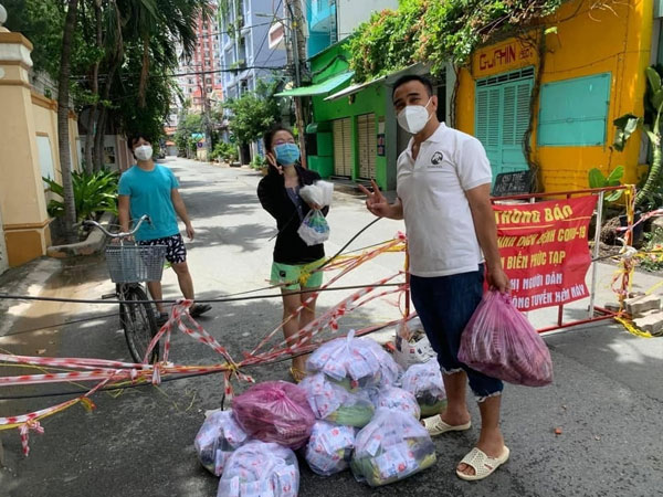 Đi phát gạo đến gần giờ giới nghiêm, MC Quyền Linh phải vào chùa xin ngủ nhờ vì không tìm được đường về nhà