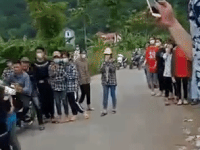 Nhóm nữ sinh đánh nhau túi bụi trên đường ở Hòa Bình, nhiều nam sinh ko can ngăn mà đứng cổ vũ, reo hò