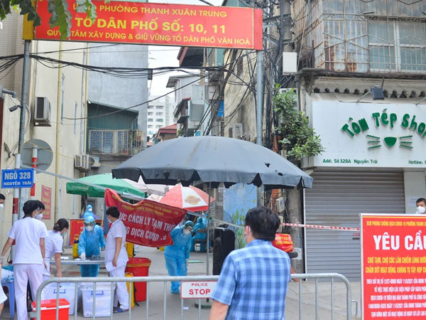 Hà Nội: Cận cảnh phong toả, lấy mẫu xét nghiệm khu vực có 2.000 dân ở quận Thanh Xuân do liên quan 19 F0