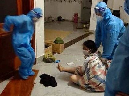 Tiếp xúc F0 nhưng người phụ nữ đóng cửa cố thủ, lột đồ rồi mắng cả lực lượng chức năng khi được yêu cầu đi cách ly