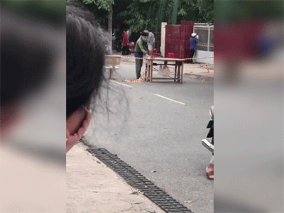Clip: Test nhanh Covid-19 có kết quả dương tính, người đàn ông chắp tay cúi đầu cảm ơn khi được cả xóm gửi tặng quà bánh, thuốc