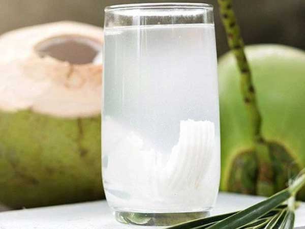 Uống nước dừa sau tiêm phòng Covid-19 có tác dụng gì?