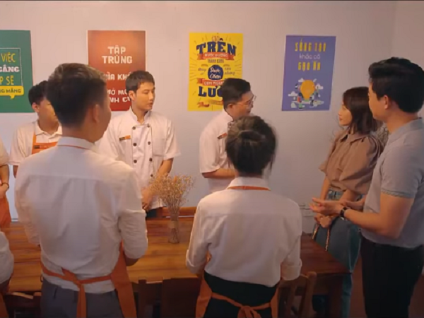 11 tháng 5 ngày tập 13: Nhi trở thành cấp trên của Đăng tại tiệm trà, Đăng làm việc nhà thay Nhi để lấp liếm vụ mất dây chuyền