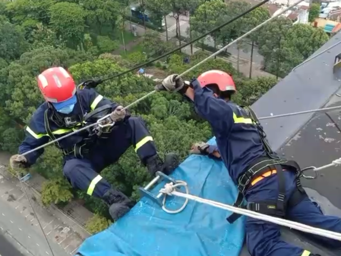Hồi hộp xem Cảnh sát PCCC làm 'người nhện' để xử lý hộp đèn 'khủng' suýt rơi khỏi tòa nhà AB Tower ở TP.HCM