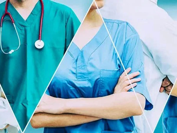 Tại sao bác sĩ trong phòng mổ lại mặc áo màu xanh thay vì màu trắng?