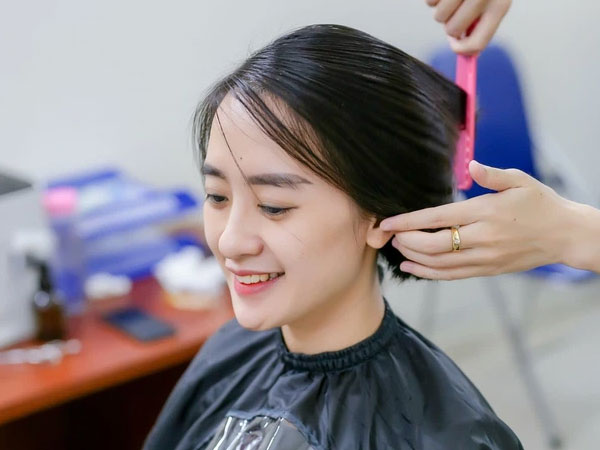 Những 'bóng hồng' Nam tiến chống dịch Covid-19: 'Hot girl huyết áp' sẵn sàng cắt bay mái tóc dài