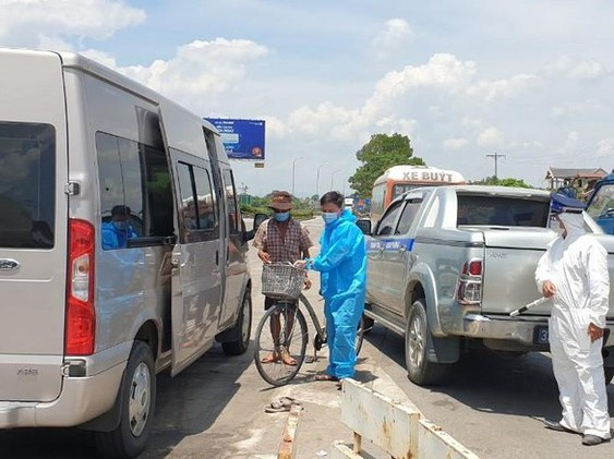Người đàn ông khuyết tật đạp xe hơn 1.300km suốt 17 ngày từ TP.HCM về quê tránh dịch