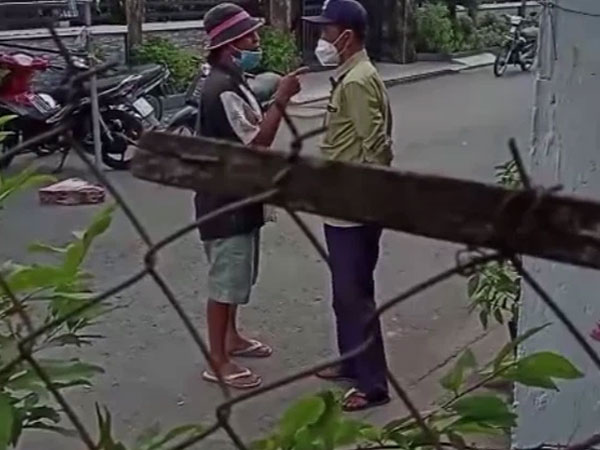 Vợ không được qua chốt, người đàn ông buông lời tục tĩu rồi lớn giọng chửi bới: 'Vợ tao đi chợ sao mày hổng cho đi? Kêu công an tới nhà tao nè'
