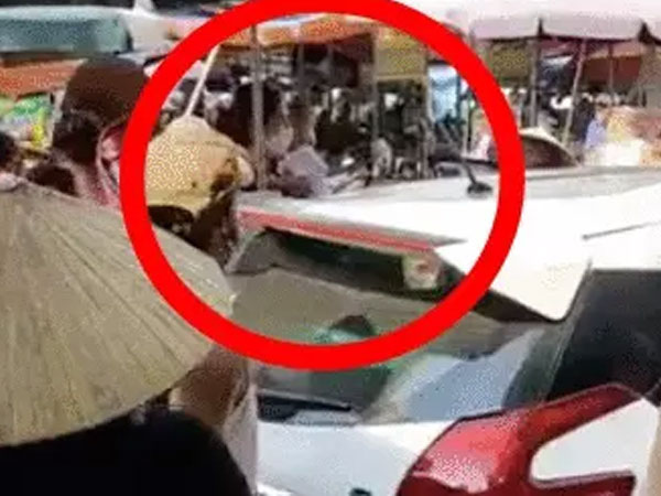 Sự thật clip dân đập kính, bơm oxi cứu em nhỏ bị mẹ bỏ quên trong ô tô rồi đóng kín