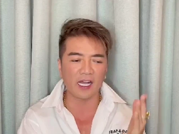 Hình như anh Đàm Vĩnh Hưng dùng son tím chung tình trong màn tuyên chiến với nữ streamer