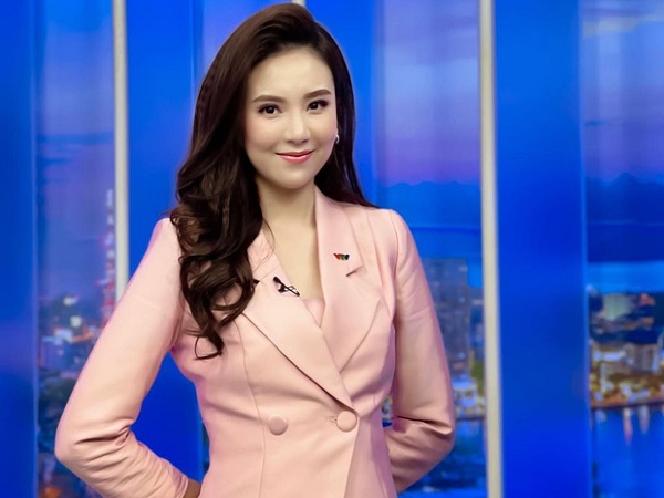 Hoa khôi VTV tiết lộ 9 năm đi làm chưa tháng nào mặc trùng đồ dù chỉ một ngày