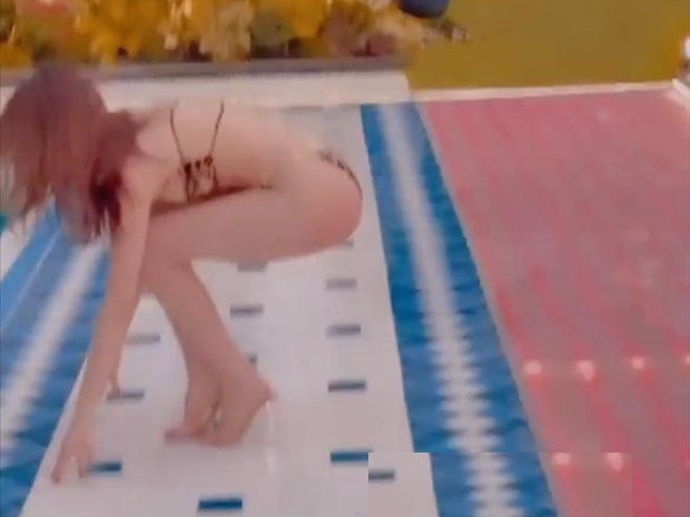 Clip: Ngọc Trinh 'vồ ếch' trong bộ bikini có như không có
