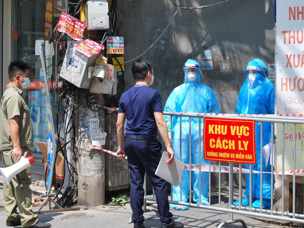 Hà Nội: Phong tỏa tạm thời, lấy mẫu xét nghiệm trong con ngõ nơi nữ nhân viên cửa hàng thuốc dương tính Sars-CoV-2