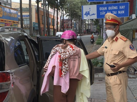Cha đến chốt kiểm soát dịch ở TP.HCM cầu cứu vì con 2 tháng tuổi nôn ói, CSGT lập tức dùng xe cá nhân đưa về tận nhà tại Đồng Nai