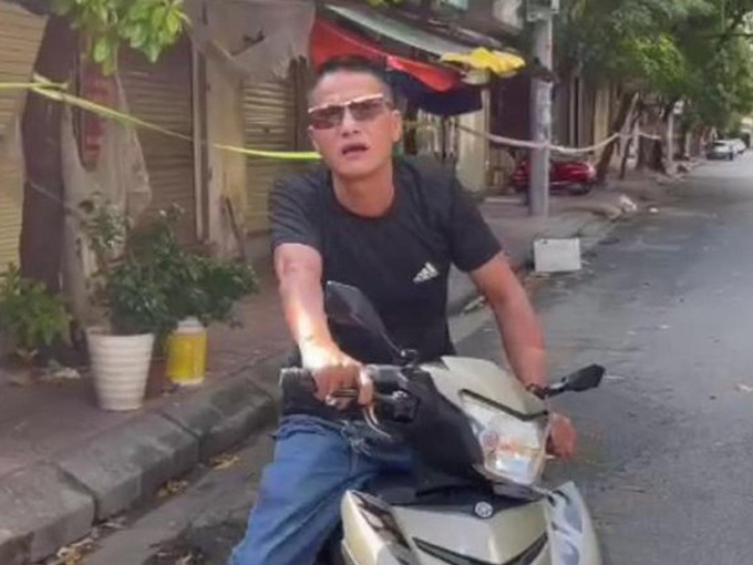 Hà Nội: Người đàn ông không đeo khẩu trang lớn tiếng chửi bới, bóp cổ công an tại chốt kiểm soát Covid-19
