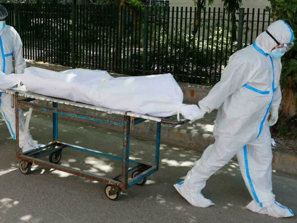 'Nghe thông báo vợ mất vì Covid-19, anh ra cổng viện nằm lì 3 ngày' và những bối rối của 'sứ giả truyền tin' ở bệnh viện
