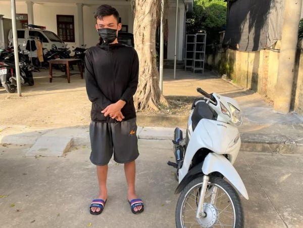 Đi xin việc, tiện tay trộm luôn xe máy mang đi bán