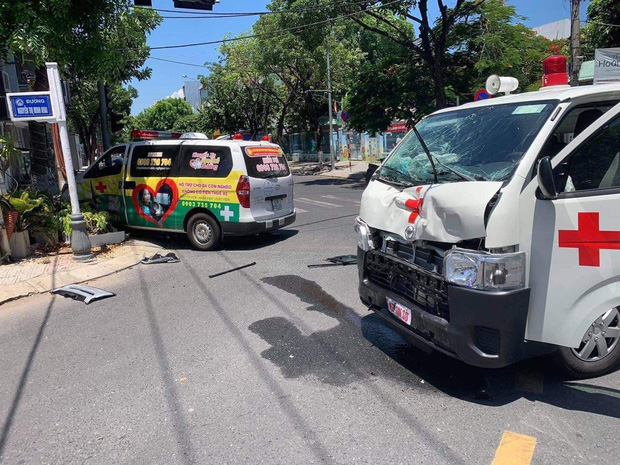 Xe cấp cứu tông xe cứu thương, F0 tử vong, điều dưỡng bị thương nặng