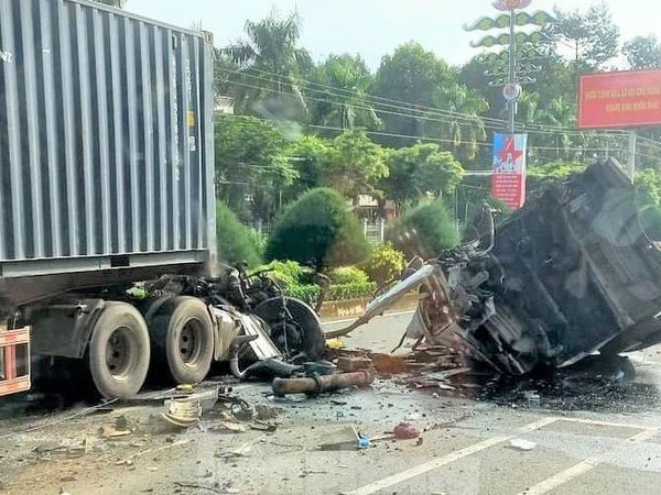 Đầu xe container văng giữa đường sau tai nạn, 1 phụ nữ tử vong